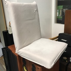 オフホワイト色の座椅子