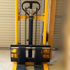 【FUNJOB】ハンドフォークリフト 最大積載1000kg 油圧手動兼用 1T ハンドリフト 運搬車 低床タイプ 1t　倉庫内作業　低床タイプ油圧　ポリウレタン製ローラー　本体重量：約220kg　巻き込み防止　PU車輪　ストッパ付き　フォーク幅調整可能 FUNJOB】ハンドフォークリフト 最大積載1000kg 油圧手動兼用 1T ハンド