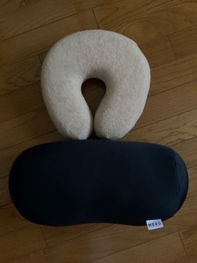 MOGUのポムポムクッションと旅行用枕（3COINS）