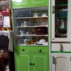 かわいい色の食器棚