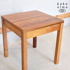 コンパクトな正方形テーブルです。落ち着いた色合いと無駄のないシン...