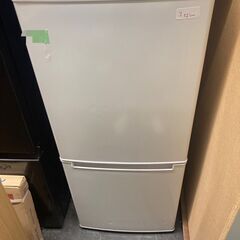 ☆中古￥12,300！ニトリ　106㍑2ドア冷蔵庫　家電　201...