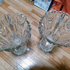 透明なガラスの花瓶２つ