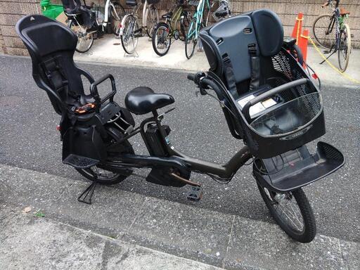 80２０インチ、子供乗せ３人乗り、前後チャイルドシート、電動アシスト自転車、土日もお子様と土足のままご試乗可能です。後ろチャイルドシートを、かごに変更も無料て可能 です。ブリヂストン、ヤマハ共同生産モデル。５４８００（税別）、５９８００(税込)  バッテリーは、新品の９０％以上の性能でコンディション良好です。電動自転車、各社、在庫２０台以上ありますので、複数のご試乗可能です。