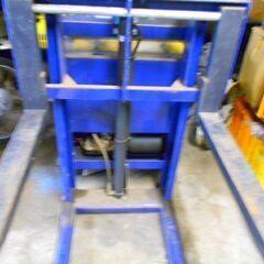 小型バッテリーフォークリフト500kg、引取り限定になります。