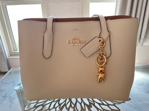 COACH (コーチ)❤︎レザーホワイト トートバッグ(美品)くまチャーム付✨