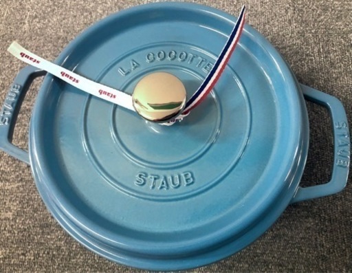 staub.ココット鍋.サックスブルー.22cm.新品.アウトレット.底に凹み