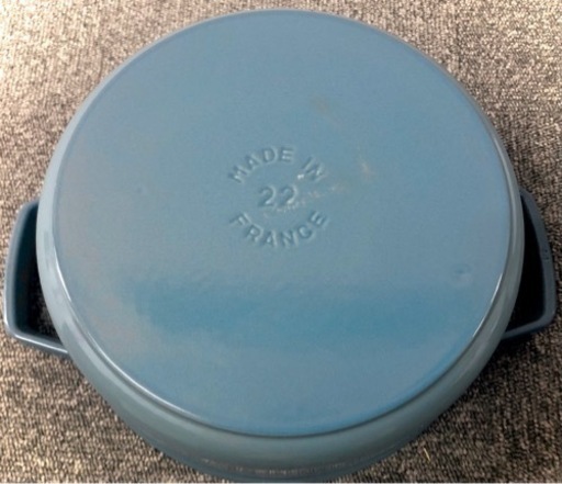 staub.ココット鍋.サックスブルー.22cm.新品.アウトレット.底に凹み  