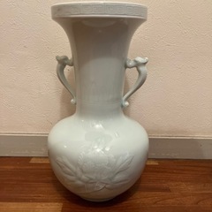 樋渡陶六作　青白磁　牡丹彫耳付花瓶
