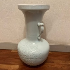樋渡陶六作　青白磁　牡丹彫耳付花瓶