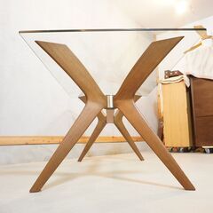 イタリアのCalligaris(カリガリス)社のTOKYO(トーキョー) ダイニングテーブルです。ガラスの透明感とスタイリッシュな脚がポイントの長方形テーブル。モダンなお部屋や北欧スタイルなどに♪DI510