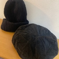 ニット帽とNiko and…のベレー帽。