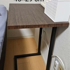 ベッド側の小さなテーブル1500円