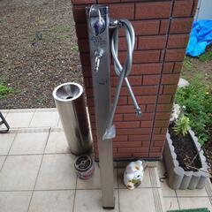 外の水道の柱混合水栓、水、お湯