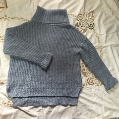 水色タートルネックセーター