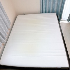 IKEA クイーンサイズベッド(マットレス&フレーム)