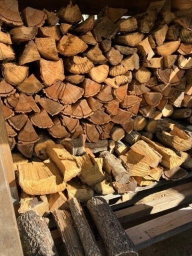 乾燥薪 楢 金沢市東インター近く 軽トラ1台分荷台あおり迄 落葉広葉樹 堅木 自然乾燥 薪ストーブ キャンプ アウトドア　薪の王様ナラ 乾燥薪 楢 金沢市東インター近く 軽トラ1台分荷台あおり迄 落葉広葉樹