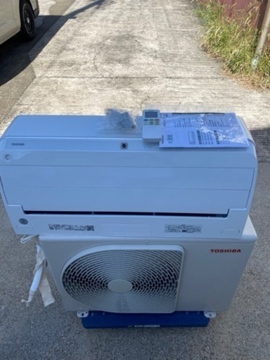 東芝　エアコン　RAS-J221E1ADT　2022年製　2.2kw  美品●E101W001