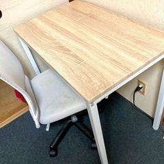 シンプルな木製テーブル（椅子オマケつき）