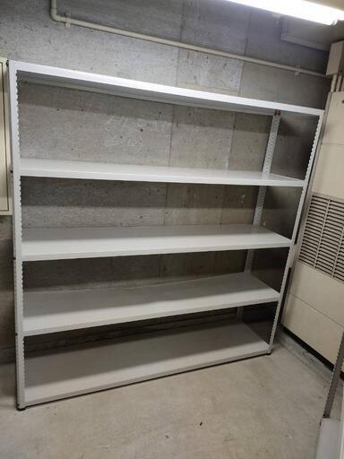スチール棚　デカイです。頑丈です。