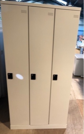 ⭐︎中古品　Plus  3人用ロッカー　900×515×1800mm　事務機⭐︎