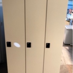 ⭐︎中古品　Plus  3人用ロッカー　900×515×1800mm　事務機⭐︎