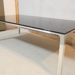 Cassina ixc.(カッシーナ イクスシー)で取り扱われているGRAB(グラブ)ローテーブル。ブラックのガラスとスチール脚のシンプルでスタイリッシュなリビングテーブル。DI518