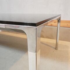 Cassina ixc.(カッシーナ イクスシー)で取り扱われているGRAB(グラブ)ローテーブル。ブラックのガラスとスチール脚のシンプルでスタイリッシュなリビングテーブル。DI518