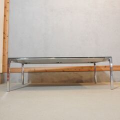 Cassina ixc.(カッシーナ イクスシー)で取り扱われているGRAB(グラブ)ローテーブル。ブラックのガラスとスチール脚のシンプルでスタイリッシュなリビングテーブル。DI518