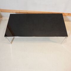 Cassina ixc.(カッシーナ イクスシー)で取り扱われているGRAB(グラブ)ローテーブル。ブラックのガラスとスチール脚のシンプルでスタイリッシュなリビングテーブル。DI518