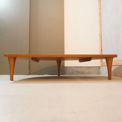 飛騨高山の家具メーカー キツツキマークの飛騨産業(HIDA)。森のことばシリーズのオーク無垢材(節入り)半円形リビングテーブル。天然木らしい節が主役のシンプルなデザインの座卓です♪DI528