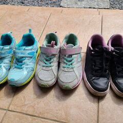 ●中古●運動靴３足　PUMA1足、瞬足2足●全て22.5cm●