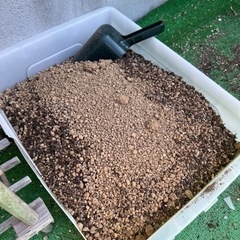 培養土、赤玉土の小粒を混ぜた土