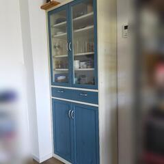 青くてオシャレな食器棚