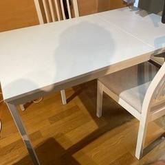 IKEA ダイニングテーブル　& 椅子二脚
