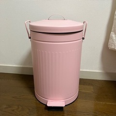 ピンク色のペダル式ゴミ箱