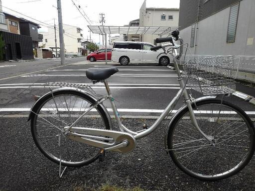 中古自転車２７３７　ブリヂストン　KU60T ステンレスキング　２６インチ　ギヤなし　LEDオートライト　キッキーと音がならない後輪ローラーブレーキ　\n\n錆びにくい部品：ハンドル・リム・ドロヨケ・スポーク・前ブレーキ・クランク・リヤキャリア