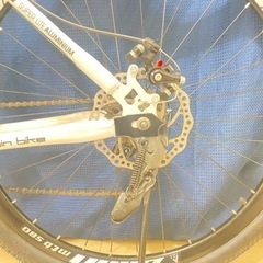 『お取引完了』マウンテンバイク 前後ディスクブレーキ 走行距離数キロ 泥除け・ライト(乾電池式)・英式バルブ付