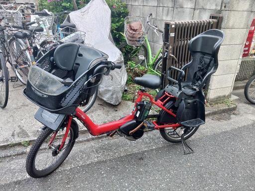 98バカ良心的な電動自転車屋土日もお子様と土足のまま、ご試乗可能です。　  ️２０インチ、前かご、後チャイルドシート、２人乗り、３人乗り、１人乗り電動自転車  先着１個のみ無料。エクストラ・前チャイルドシートを付けると３人乗りに変更も可能。  オプション無料。後ろチャイルドシートをかごに変更して、１人乗りに変更も可能です。  １回の充電で３０ｋｍ以上の走行が可能です。山手線半周くらいの距離を走れます。  バッテリーは、新品の９０％以上の性能を保持していてコンディションは良好です