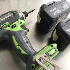 マキタ インパクトドライバ◇18V/4.0Ahバッテリー2個・メロディ付充電 