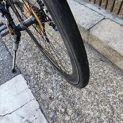 👉👉　美品　クロスバイク　７００ｘ２８ｃ　８変速　黒　雨カバー　付き　配達可能