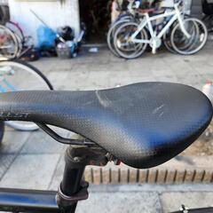 👉👉　美品　クロスバイク　７００ｘ２８ｃ　８変速　黒　雨カバー　付き　配達可能