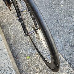 👉👉　美品　クロスバイク　７００ｘ２８ｃ　８変速　黒　雨カバー　付き　配達可能
