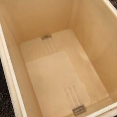 Saeplast TUB260 蓋付きコンテナ ベージュ