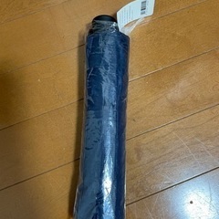 美品: 紺色折り畳み傘(ほぼ未使用品です)