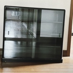黒いガラス戸付きの4段コレクションケース