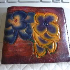 皮製の花柄、2つ折り財布！未使用の保管品です。