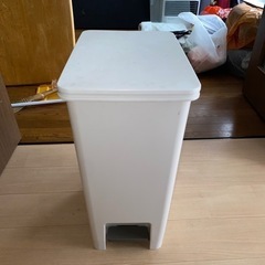 無料　タダ　ペダル式ゴミ箱