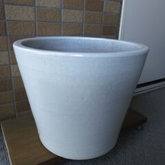 大型の植木鉢（直径約３９㎝・高さ約32㎝）