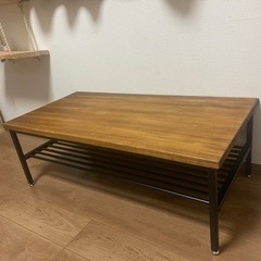 ウッドとスチール素材を組み合わせた雰囲気あるデザインテーブル